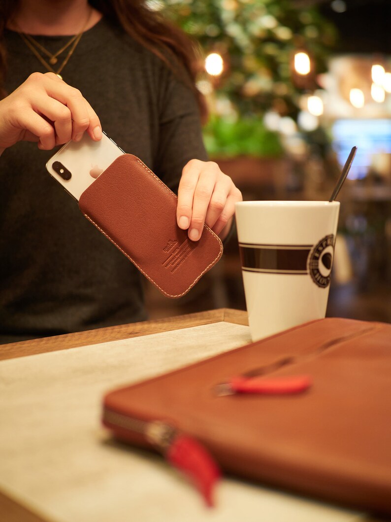 La pochette ajustée pour iPad Pro 12,9 s'adapte au clavier, au porte-crayon et à la poche avant. Housse sur mesure en cuir italien fin, cadeau fait main image 3