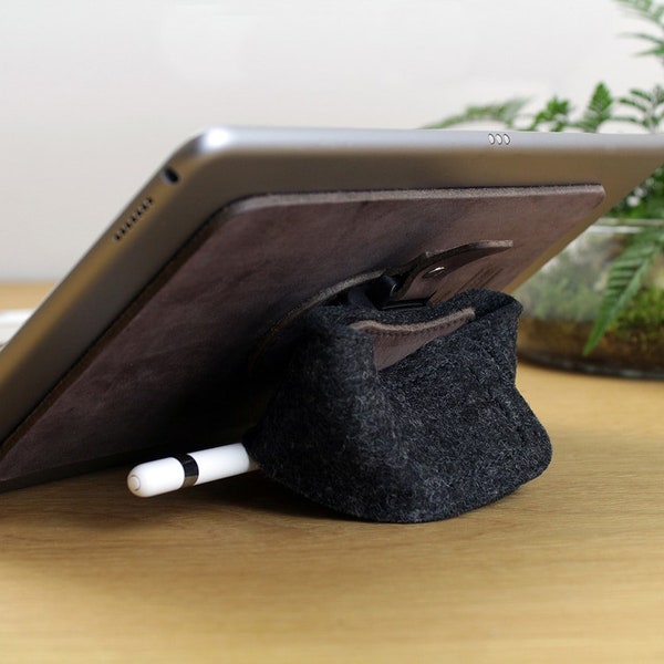 iPad stand and holder TABSTRAP, vegetable tanned leather, merino wool felt - Handmade in Germany gift