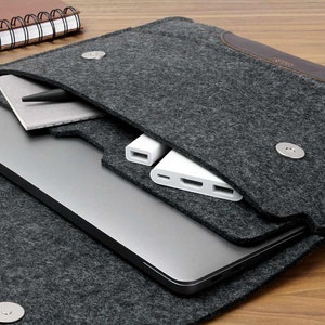 Pochette MacBook 14, accessoire de bureau minimaliste, manche ajustée, cadeau de Pâques 100 % feutre de laine, idée cadeau en cuir au tannage végétal Dark Gray/Dark brown