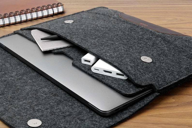 Pochette MacBook 14, accessoire de bureau minimaliste, manche ajustée, cadeau de Pâques 100 % feutre de laine, idée cadeau en cuir au tannage végétal Dark Gray/Dark brown