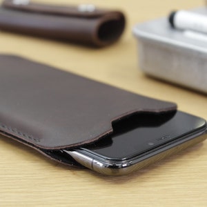 Étui en cuir pour iPhone 15 / 14 / 13 / 12 / Pro taille mince Étui pour téléphone portable en cuir pour iPhone, cadeau fait main image 2