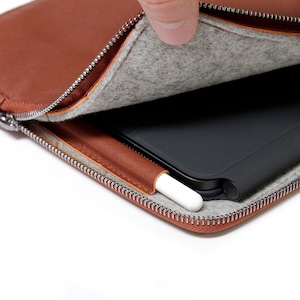 iPad Pro 12.9 snug fit Hülle passend für z.B. Tastatur, Stifthalter, Fronttasche Case Cover maßgeschneiderte Anzug aus feinem italienischen Leder handgefertigt Geschenk Light Brown