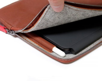 La pochette ajustée pour iPad Pro 12,9 s'adapte au clavier, au porte-crayon et à la poche avant. Housse sur mesure en cuir italien fin, cadeau fait main