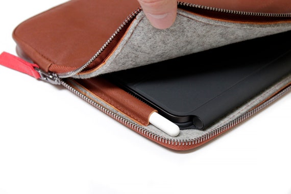 La pochette ajustée pour iPad Pro 12,9 s'adapte au clavier, au porte-crayon  et à la poche avant. Housse sur mesure en cuir italien fin, cadeau fait  main -  France