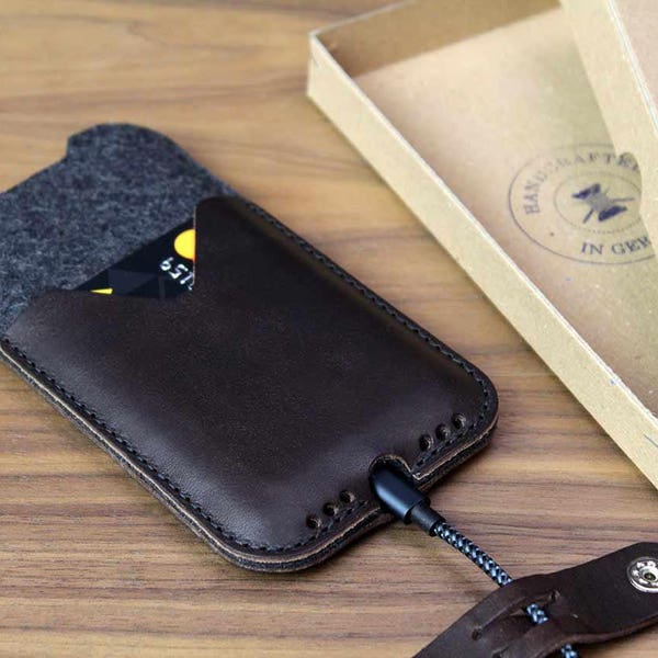 iPhone 15 / 14 / 13 / 12 / PRO phone case KIRKBY made of merino wool felt cover and vegetable tanned Italian leather Handmade gift