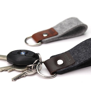 Keychain made of pure vegetable tanned leather and 100% merino wool felt image 1