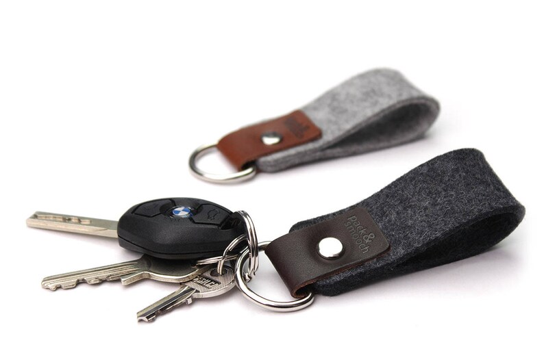 Keychain made of pure vegetable tanned leather and 100% merino wool felt image 1