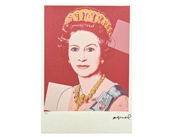 Puede incluir: Una serigrafía pop art que presenta un retrato de una mujer con corona, pendientes y collar. La obra de arte utiliza una paleta de colores limitada de rojo, rosa y amarillo. La impresión está firmada en la esquina inferior derecha.