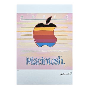 Pode incluir: Uma impressão com o logotipo da Apple Macintosh. O logotipo é uma silhueta de maçã colorida com listras horizontais laranja, vermelhas e azuis. A palavra "Macintosh" está escrita abaixo da maçã em azul, fonte estilizada.
