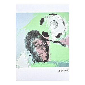 Könnte beinhalten: Ein Druck mit einem Porträt von Pelé mit einem Fußball. Das Kunstwerk verwendet eine Farbpalette aus Grün, Rosa und Blau. Auf dem Fußball steht das Wort "SPALDING". Der Druck ist signiert und nummeriert.