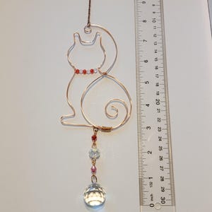 Atrapasol de gato de cristal rojo brillante: alambre de cobre envuelto, decoración de ventana con prisma arcoíris, amuleto para espejo de coche, gatito, envío desde EE. UU.
