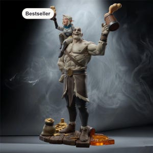 Op de afbeelding: Een fantasy-figuur met een grote, gespierde, bleke humanoïde die een kleiner elfachtig personage op de schouders draagt. Beide figuren houden houten pullen omhoog. De basis bevat een zak met gouden munten en gemorste vloeistof.