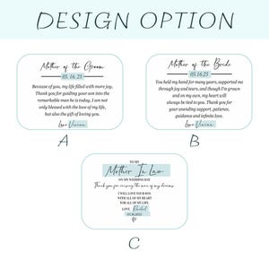 Op de afbeelding: Drie ontwerpopties voor huwelijksgeschenken worden getoond. Elk ontwerp bevat tekst in een lichtblauwe doos met een witte achtergrond. De tekst bevat zinnen als "Moeder van de bruidegom", "Moeder van de bruid" en "Schoonmoeder".