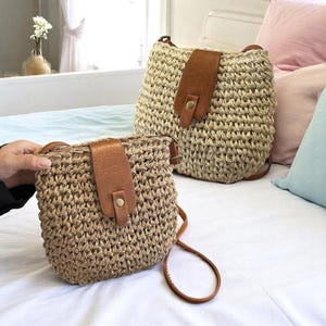 Boho gewebte Stroh Umhängetasche | Kleine Sommer Schultertasche mit Lederband | Handtasche für Frauen | Lässiger Boho Style