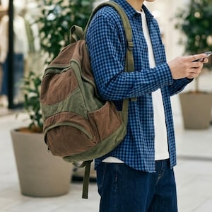 Mochila de lona patchwork - Nombre personalizado bordado, estilo vintage, unisex, ideal para viajes, escuela y uso diario.