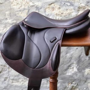 Handgemaakt springzadel | Engels rijzadel | Gewatteerd leren zadel | Overtuigd paard | Aangepast springzadel | Paardensportuitrusting