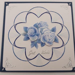 Handgefertigte Grußkarte mit Stickerei und einem 3D Bild. Komplett mit Briefumschlag. Größe der Karte beträgt 13,5 x 13,5 cm.
