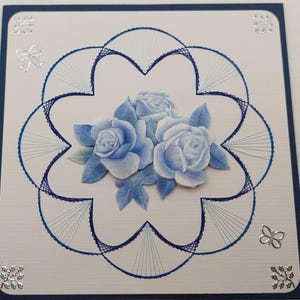Handgefertigte Grußkarte mit Stickerei und einem 3D Bild. Komplett mit Briefumschlag. Größe der Karte beträgt 13,5 x 13,5 cm.