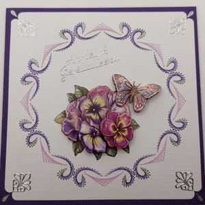 Handgefertigte Grußkarte mit Stickerei und einem 3D Bild. Komplett mit Briefumschlag. Größe der Karte beträgt 13,5 x 13,5 cm.