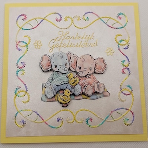 Tarjeta de felicitación hecha a mano con bordado e imagen 3D. Incluye sobre. Tamaño de la tarjeta: 13,5 x 13,5 cm.