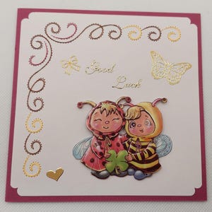 Handgefertigte Grußkarte mit Stickerei und einem 3D Bild. Komplett mit Briefumschlag. Größe der Karte beträgt 13,5 x 13,5 cm.