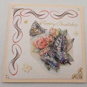 Handgefertigte Grußkarte mit Stickerei und einem 3D Bild. Komplett mit Briefumschlag. Größe der Karte beträgt 13,5 x 13,5 cm.
