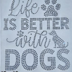 Könnte beinhalten: Ein silbernes Strass-Bügelbild mit dem Text Life IS BETTER with DOGS, einem Pfotenabdruck und einer Hundesilhouette. Das Design misst 15 x 18 cm. Die Buchstaben und Grafiken bestehen aus einzelnen metallischen Nieten auf einem weißen Netzträger.