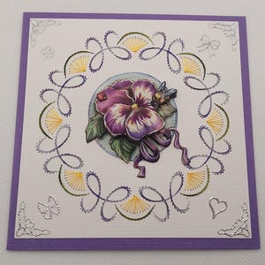 Handgefertigte Grußkarte mit Stickerei und einem 3D Bild. Komplett mit Briefumschlag. Größe der Karte beträgt 13,5 x 13,5 cm.