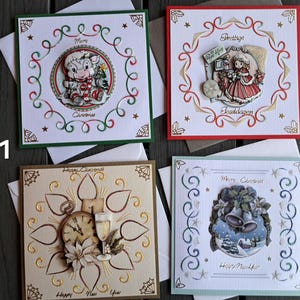 Peut inclure: Quatre cartes de vœux carrées aux thèmes festifs. L'une montre une vache avec le texte Merry Christmas, une autre une fille avec Prettige Feestdagen, une troisième une horloge et un verre avec Happy New Year, et la dernière des cloches.