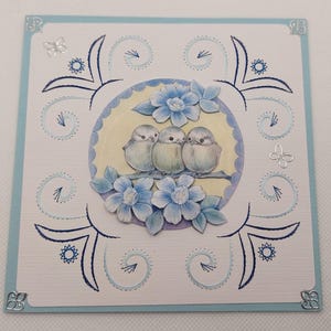 Handgefertigte Grußkarte mit Stickerei und einem 3D Bild. Komplett mit Briefumschlag. Größe der Karte beträgt 13,5 x 13,5 cm.