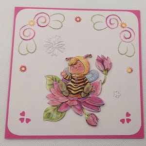 Handgefertigte Grußkarte mit Stickerei und einem 3D Bild. Komplett mit Briefumschlag. Größe der Karte beträgt 13,5 x 13,5 cm.
