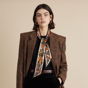 Pañuelo de Seda de Morera 100% | Paisaje Acuático Soñador | Negro y Naranja | Elegante Asa de Bolso, Cinta para el Pelo, Regalo de Lujo Ella