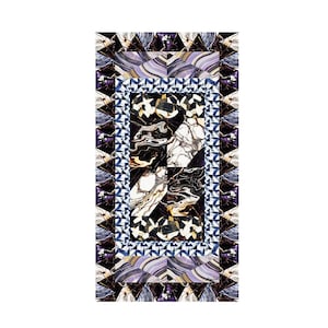 Peut inclure: Textile rectangulaire décoratif avec un motif géométrique. Le motif présente une section centrale de formes noires et blanches ressemblant à du marbre, encadrée de bordures de triangles et de motifs ondulés dans des tons de violet, noir et blanc.