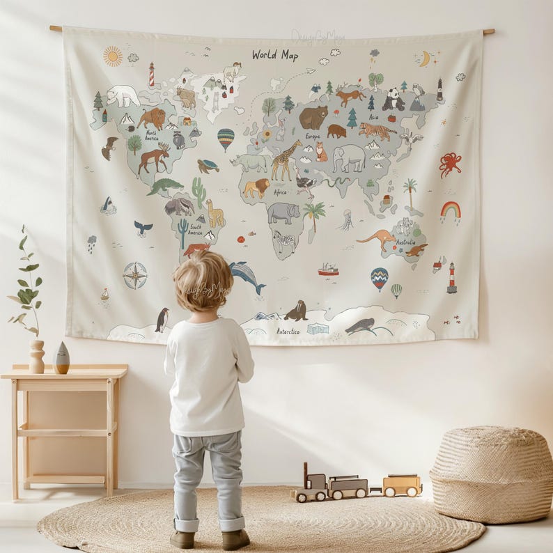Pode incluir: Uma tape&ccedil;aria bege com um mapa-m&uacute;ndi com ilustra&ccedil;&otilde;es de animais e marcos, rotulada como "World Map". Uma crian&ccedil;a est&aacute; em frente ao mapa. Uma pequena mesa de madeira, um tapete e um comboio de brinquedo est&atilde;o em primeiro plano.