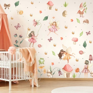 Puede incluir: Un conjunto de pegatinas de pared de estilo acuarela con hadas, setas, flores y otras criaturas del bosque. Las pegatinas son perfectas para a&ntilde;adir un toque de fantas&iacute;a a la habitaci&oacute;n de un ni&ntilde;o.
