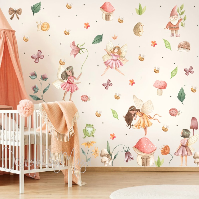 Puede incluir: Un conjunto de pegatinas de pared de estilo acuarela con hadas, setas, flores y otras criaturas del bosque. Las pegatinas son perfectas para a&ntilde;adir un toque de fantas&iacute;a a la habitaci&oacute;n de un ni&ntilde;o.