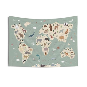 Pode incluir: Uma tape&ccedil;aria de mapa-m&uacute;ndi verde claro com animais e continentes ilustrados. O mapa inclui Am&eacute;rica do Norte, Am&eacute;rica do Sul, Europa, &Aacute;frica, &Aacute;sia e Austr&aacute;lia, com animais como ursos, le&otilde;es e girafas. O mapa &eacute; decorado com nuvens e detalhes oce&acirc;nicos.