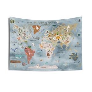 Pode incluir: Uma tape&ccedil;aria de mapa-m&uacute;ndi azul com o texto "Adventure Awaits" e ilustra&ccedil;&otilde;es de animais. O mapa inclui os nomes dos oceanos e continentes. A tape&ccedil;aria &eacute; projetada com um efeito de aquarela.