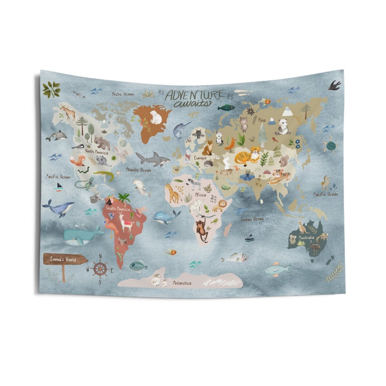 Pode incluir: Uma tape&ccedil;aria de mapa-m&uacute;ndi azul com o texto "Adventure Awaits" e ilustra&ccedil;&otilde;es de animais. O mapa inclui os nomes dos oceanos e continentes. A tape&ccedil;aria &eacute; projetada com um efeito de aquarela.