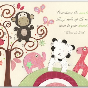 Arte per la cameretta delle bambine, stampa artistica da parete per la cameretta dei bambini, albero safari per bambine, verde, rosa chiaro, salvia, scimmia, leone, giraffa, Carter Jungle Collection