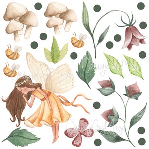 Puede incluir: Una ilustraci&oacute;n de acuarela de un hada con cabello casta&ntilde;o y un vestido amarillo, con alas de mariposa. El hada est&aacute; rodeada de hojas verdes, hongos y flores. Tambi&eacute;n hay abejas volando alrededor.