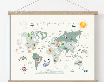 Könnte beinhalten: Eine hellblaue und grüne Weltkarte mit Tieren und dem Text "Oh the places you'll go." Die Karte ist von einem Holzrahmen umgeben.