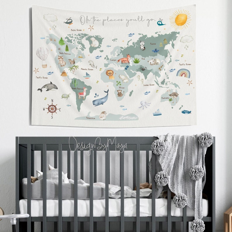Pode incluir: Uma tape&ccedil;aria de mapa-m&uacute;ndi em aquarela com o texto "Oh the places you'll go" em um ambiente de ber&ccedil;&aacute;rio. O mapa apresenta ilustra&ccedil;&otilde;es de animais, marcos e vida marinha. Pendurado acima de um ber&ccedil;o cinza com um cobertor cinza com pompons.