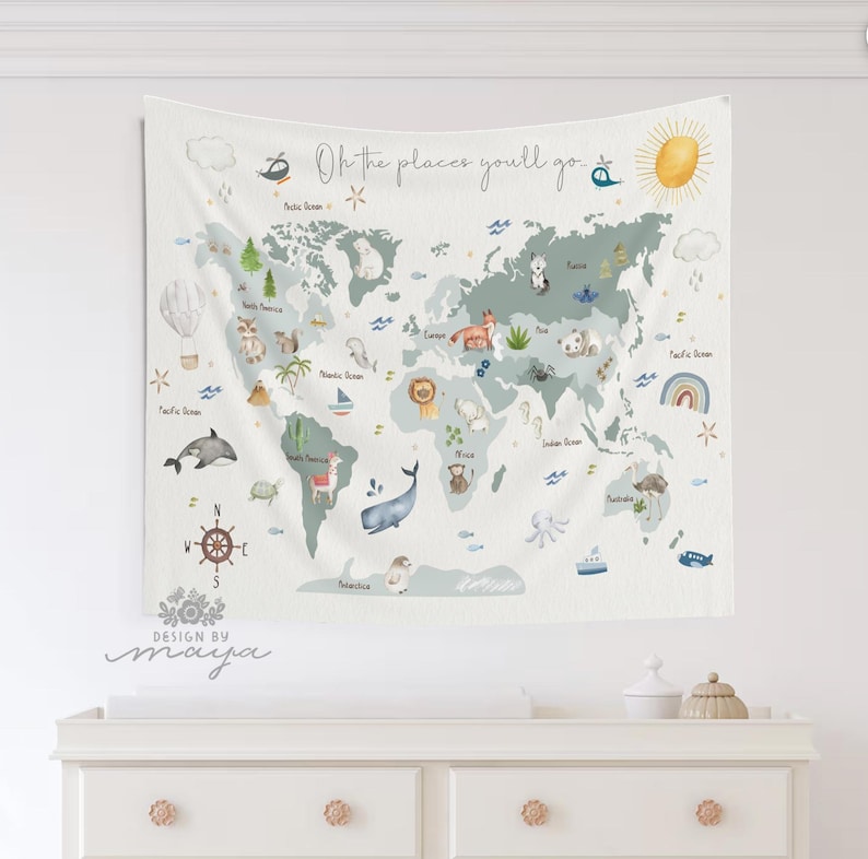 Pode incluir: Uma tape&ccedil;aria de mapa-m&uacute;ndi branca com um esquema de cores azul claro e verde. O mapa apresenta ilustra&ccedil;&otilde;es de animais, marcos e o texto "Oh the places you'll go". Um sol, um bal&atilde;o de ar quente e uma b&uacute;ssola tamb&eacute;m est&atilde;o inclu&iacute;dos.