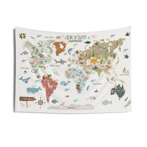 Pode incluir: Uma tape&ccedil;aria bege com um mapa-m&uacute;ndi com ilustra&ccedil;&otilde;es coloridas de animais e marcos. O mapa inclui o texto "ADVENTURE awaits" e &eacute; decorado com baleias, peixes e outras criaturas marinhas.