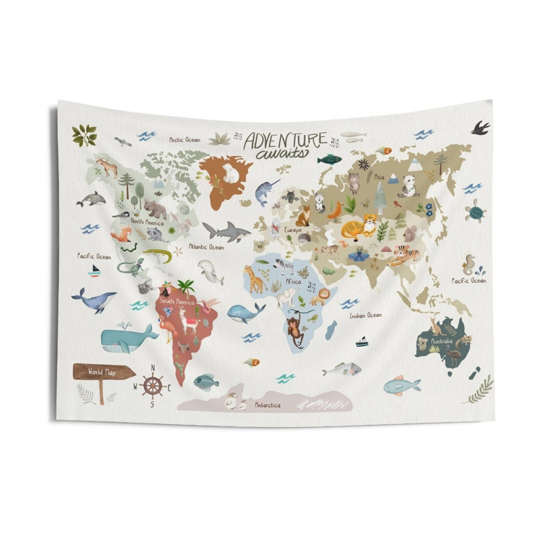 Pode incluir: Uma tape&ccedil;aria bege com um mapa-m&uacute;ndi com ilustra&ccedil;&otilde;es coloridas de animais e marcos. O mapa inclui o texto "ADVENTURE awaits" e &eacute; decorado com baleias, peixes e outras criaturas marinhas.