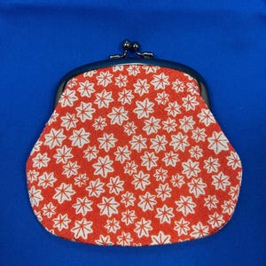 Monedero japonés con estampado de hoja de arce roja. Monedero de tela de kimono hecho a mano con cierre de beso. Idea de regalo de estilo tradicional japonés.