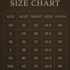 Pode incluir: Uma tabela de tamanhos com o t&iacute;tulo "SIZE CHART" em fonte castanha escura. A tabela lista os tamanhos XS a XXL, com as medidas correspondentes de busto, cintura, quadris e comprimento em polegadas. As medidas est&atilde;o em formato de tabela.