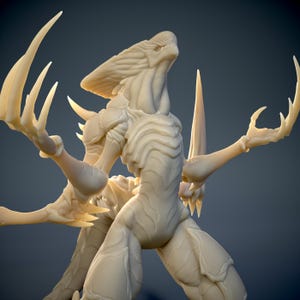 Puede incluir: Escultura detallada de color blanquecino de una criatura con cabeza de reptil, múltiples extremidades y garras afiladas. La criatura tiene un cuerpo texturizado y está posada en una postura dinámica, sobre un fondo oscuro.