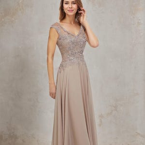 Lace Chiffon V-Neck Mother of the Bride Dress for Women with Beading, Cap Sleeve Wedding Guest Dress, Embroidery Mother of the Groom Dress
